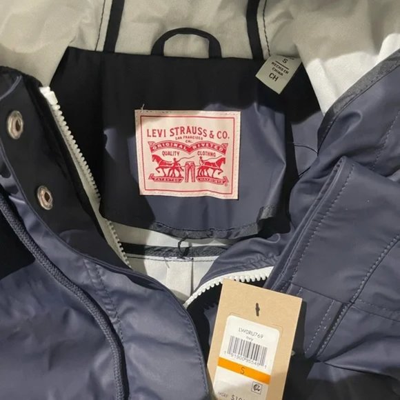 BNWT Levi’s Hoodie Rain coat/Wind breaker Small Sm - Picture 2 of 8